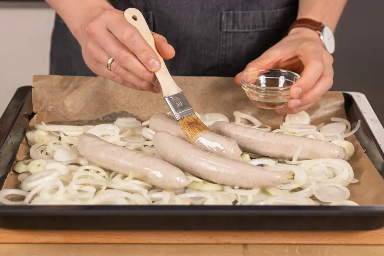 Bratwurst im Backofen - So wird sie saftig & perfekt!