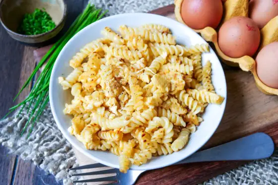 Nudeln mit Ei - So gelingt die perfekte cremige Pfanne