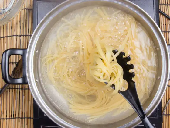 Spaghetti kleben? So kochst du Pasta, die immer locker bleibt