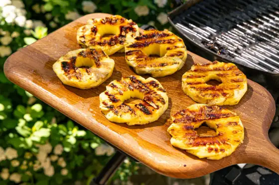 Gegrillte Ananas - So wird sie perfekt & saftig vom Rost